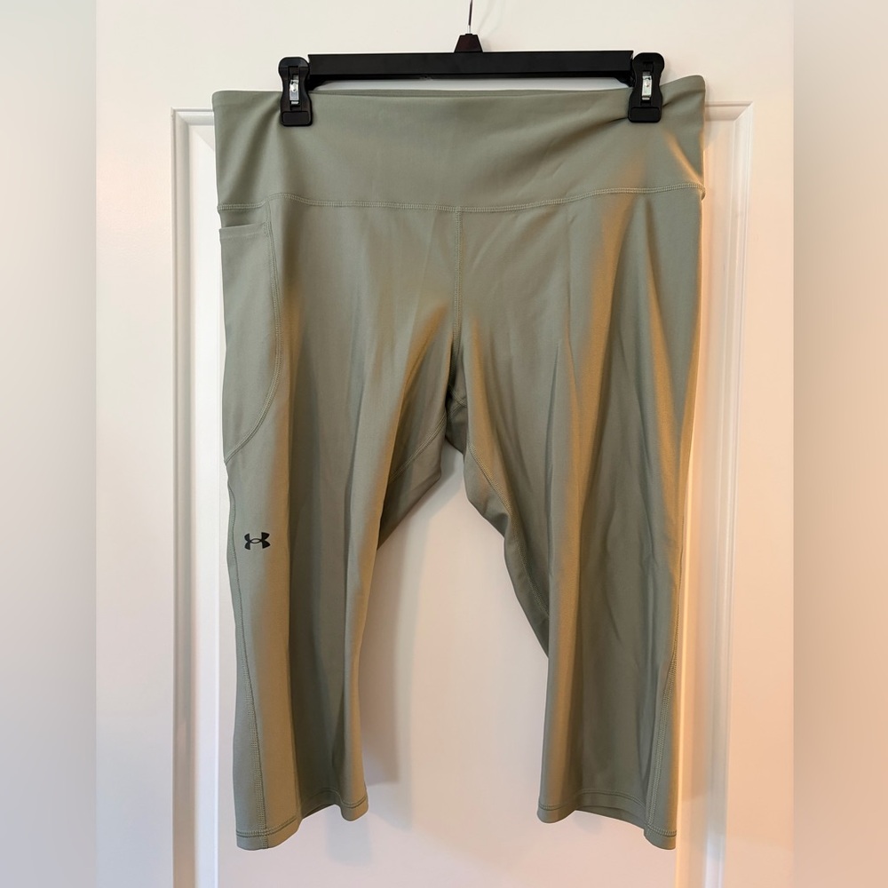 Under Armour Compression Leggings Short in Olive